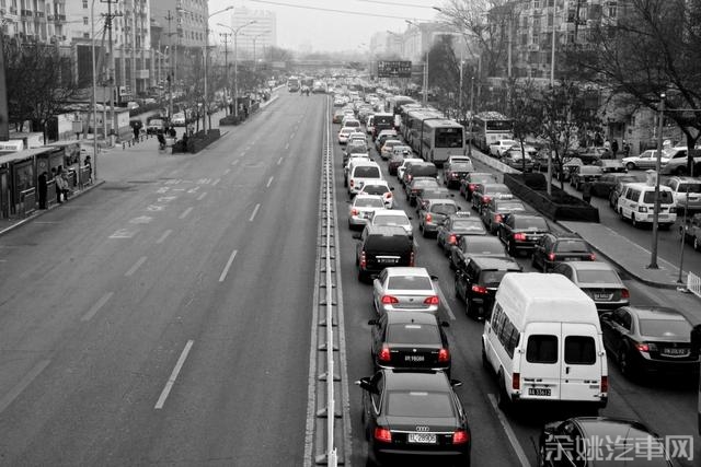 拥堵路段如何跟车不被加塞 保持3至5米距离